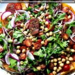 一盘Israeli-spiced番茄和黄瓜酸牛奶鹰嘴豆沙拉酱。