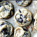 新鲜的烤巧克力饼干的平底锅。