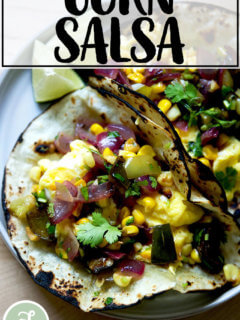 早餐一盘炸玉米饼,玉米沙拉。