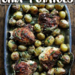 一个架空的盘sheetpan鸡肉和土豆。