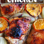 烤盘里充满了烤鸡和柑橘。