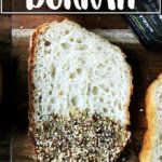 董事会与面包蘸橄榄油和dukkah。