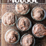 一个架空的眼镜充满了巧克力慕斯。