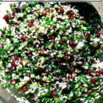 白色的塔博勒色拉碗冬天和烤的红薯南瓜片。