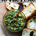 一个架空的一碗拿着太阳dried-tomato香蒜酱。