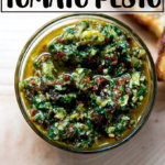 一个架空的一碗拿着太阳dried-tomato香蒜酱。