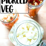 开销的quick-pickled花椰菜和胡萝卜。