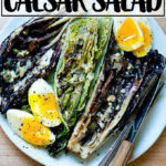 一盘烧焦的莴苣沙拉半熟的鸡蛋。