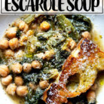 一碗鹰嘴豆和莴苣菜和烤面包汤。