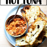 一盘韩国热金枪鱼一边烤面包。