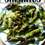 多孔shishitos鳄梨克丽玛放在盘子上。