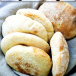 一碗新鲜的烤皮塔饼。