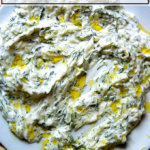 一盘与酸奶黄瓜涂抹。