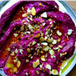 一盘甜菜加上烤杏仁。