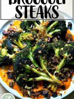 一盘烤花椰菜牛排顶部有橄榄面包屑。