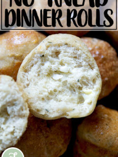 减半,百里香小圆面包涂上黄油。