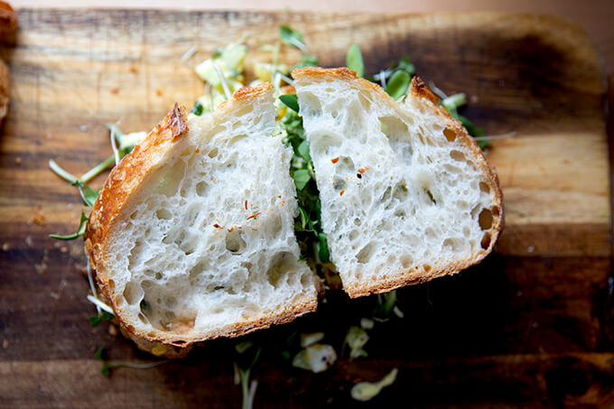 最好的鸡蛋沙拉三明治板上。