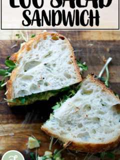 一个鸡蛋沙拉三明治板。