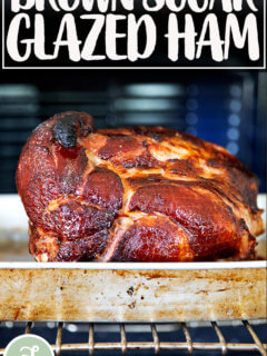 红糖釉面火腿在烤箱烤盘里。